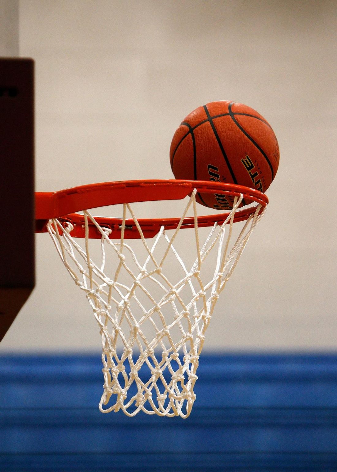 篮球赛事 · App 界面示意